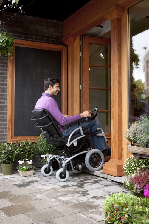 Navix with Lift - Entering flowershop.jpg