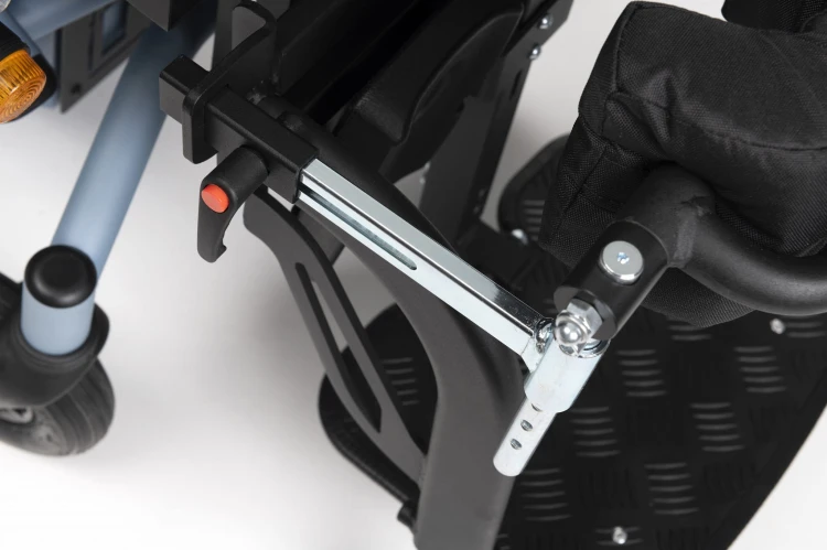 FOREST 3 SU - C56 - Detail knee adjustment.jpg